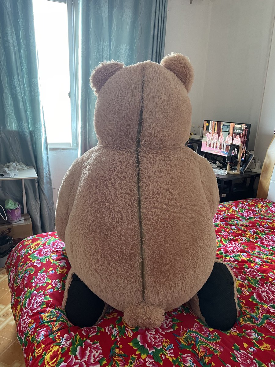 Jamison9191's tweet photo. 当时是炎热的八月份，我穿上了全包胶衣和zentai塞到熊里面什么也看不见。随着时间推移汗水越来越多，我只好跪着祈求他能帮忙打开拉链… https://t.co/p3uKdXVneR