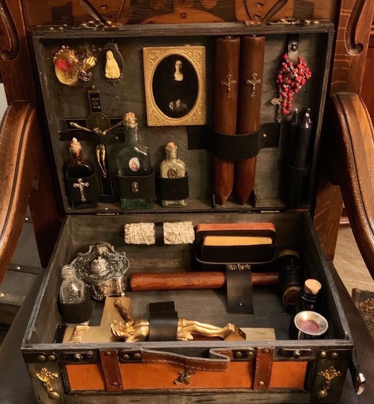 twisted_twins's tweet photo. Take her breath away—
Get her what she REALLY wants… a late 19th Century Vampire Slaying kit.
🖤
#ForTheGrrlWhoHasItAll #IntoEveryGenerationASlayerIsBorn https://t.co/EME4xwcUQy