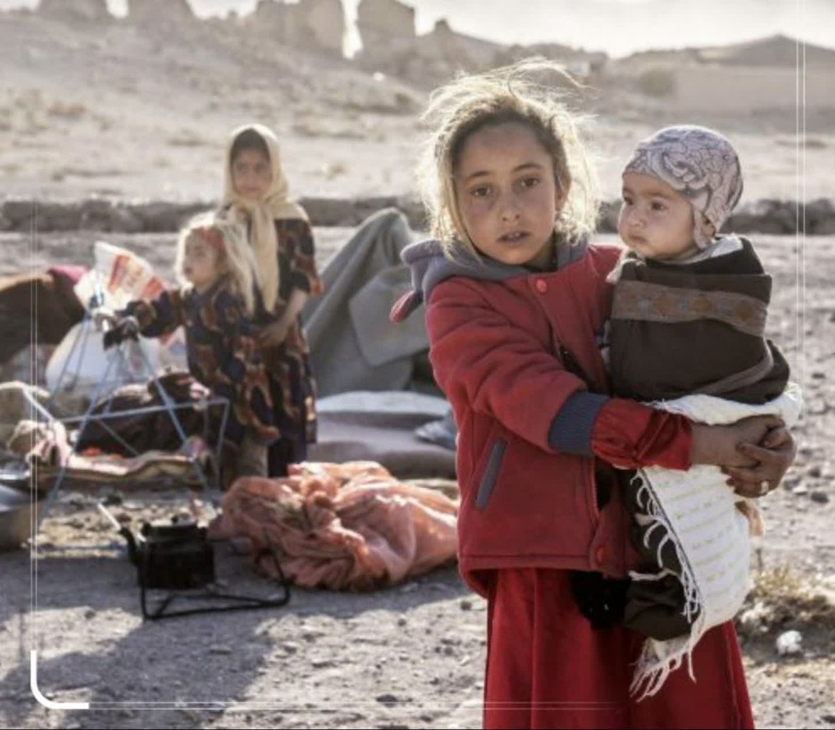 زمین‌لرزه‌های پی‌هم در هرات، دست‌کم ۹۶ هزار کودک را به شدت متاثر کرده است

یونیسیف می‌گوید؛ زمین‌لرزه‌های پی‌هم در هرات، دست‌کم ۹۶ هزار کودک را به شدت متاثر کرده است و اگر حمایت‌ها صورت نگیرد و خدمات مناسب ارایه نشود، زمستان سخت زنده‌گی آنان را تهدید می‌کند.