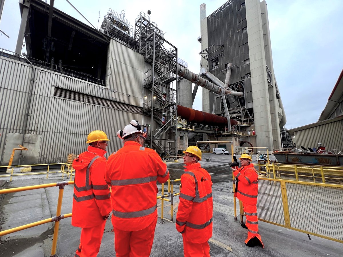 MineralProduct's tweet photo. MINISTER VISIT: Energy Efficiency and Green Finance Minister Lord Callanan visited @CEMEX_UK's Rugby cement works in Warwickshire to gain an insight into decarbonising the UK’s ‘dispersed’ cement plants. 

Full story: https://t.co/8VasgybbZ9
@energygovuk #netzero #decarbonisation https://t.co/PA19GQyjjs