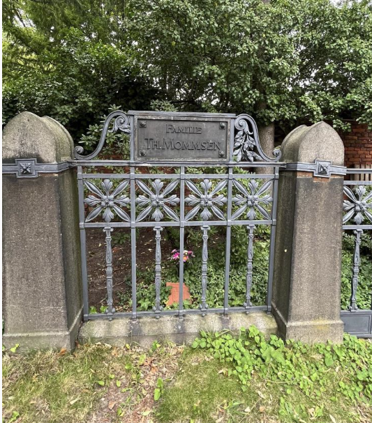 #Spendenaufruf zur Sanierung der Grabstätte von Theodor #Mommsen: mommsen-gesellschaft.de/aktuelles-aus-…. Das #Münzkabinett_Berln <a href="/kulturSPK/">Stiftung Preußischer Kulturbesitz</a>, das Mommsen viel verdankt, schließt sich ausdrücklich an.  <a href="/bbaw_de/">BBAW</a>  #museumistmehr