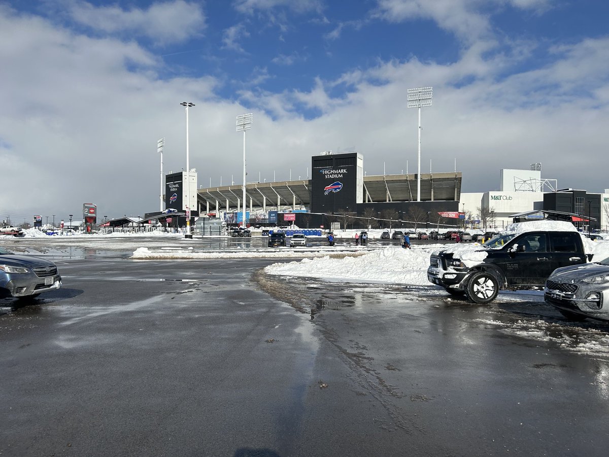 ChrisBrownBills's tweet photo. Bills stadium ops crew with an outstanding job on the lots on a tight turnaround for game day. 👏🏼👏🏼👏🏼
And the tarp is off the field with the lake effect snow cleared out &amp; sunny skies. #Bills #PITvsBUF https://t.co/0upiKqDiJd