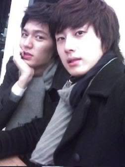 Kdramastars1's tweet image. شارك الممثل  #JungIlWoo  في قصة عن حادث سيارة قلب حياته خلال تصوير مسلسل #HighKick! مع الممثل #LeeMinHo  🚙

 حيث تعرض الممثل #JungIlWoo لفقدان الذاكرة القصيرة الأمد وكان غير قادر على الحركة في سن ال19، ولكن ساعده الأصدقاء في تخطي هذه التحديات الصعبة .