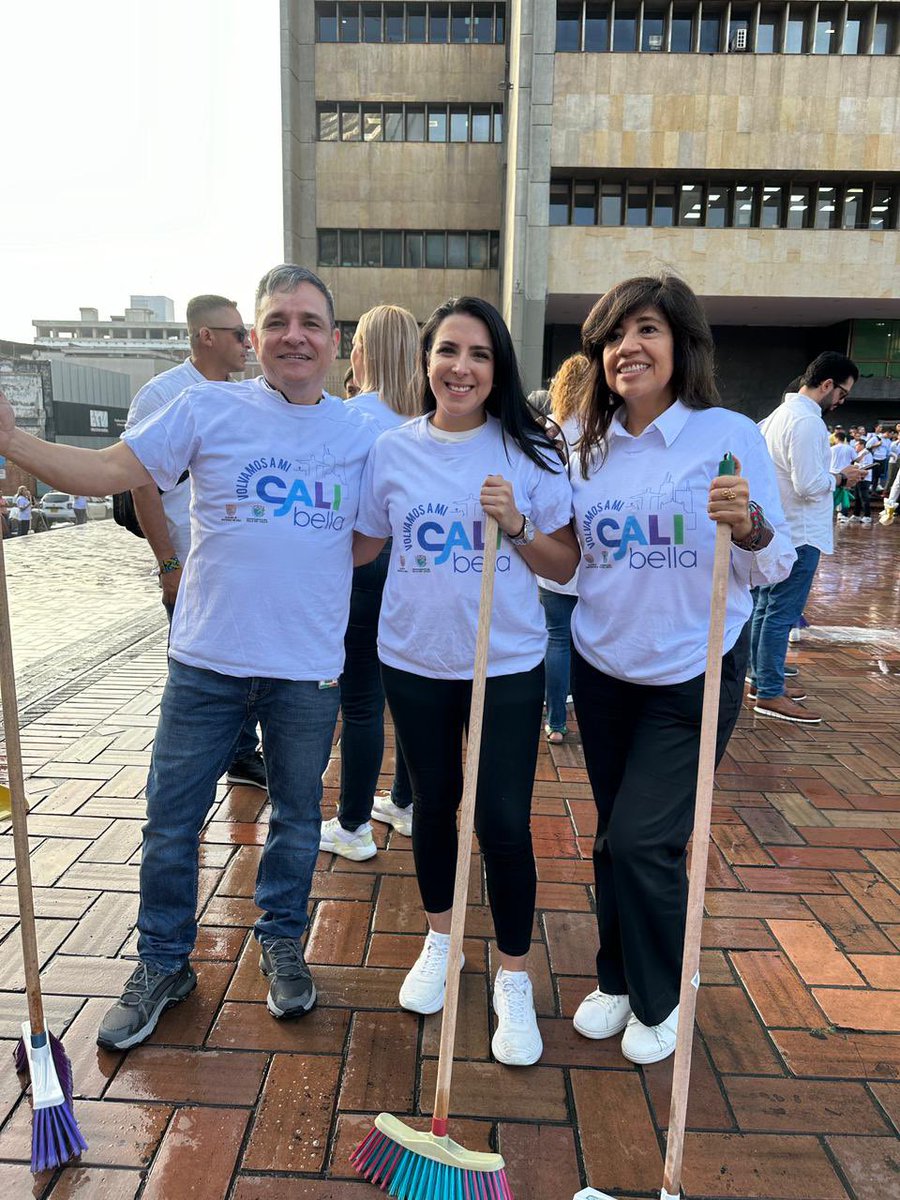 ValleSeguridad's tweet photo. La Secretaria @sanclementeam junto a todo el equipo de @ValleSeguridad se nos pusimos la camiseta en #VolvamosAMiCaliBella. Empezamos por casa dándole amor y cariño al Palacio San Francisco donde funciona nuestra @GobValle https://t.co/PA84RYJdaJ