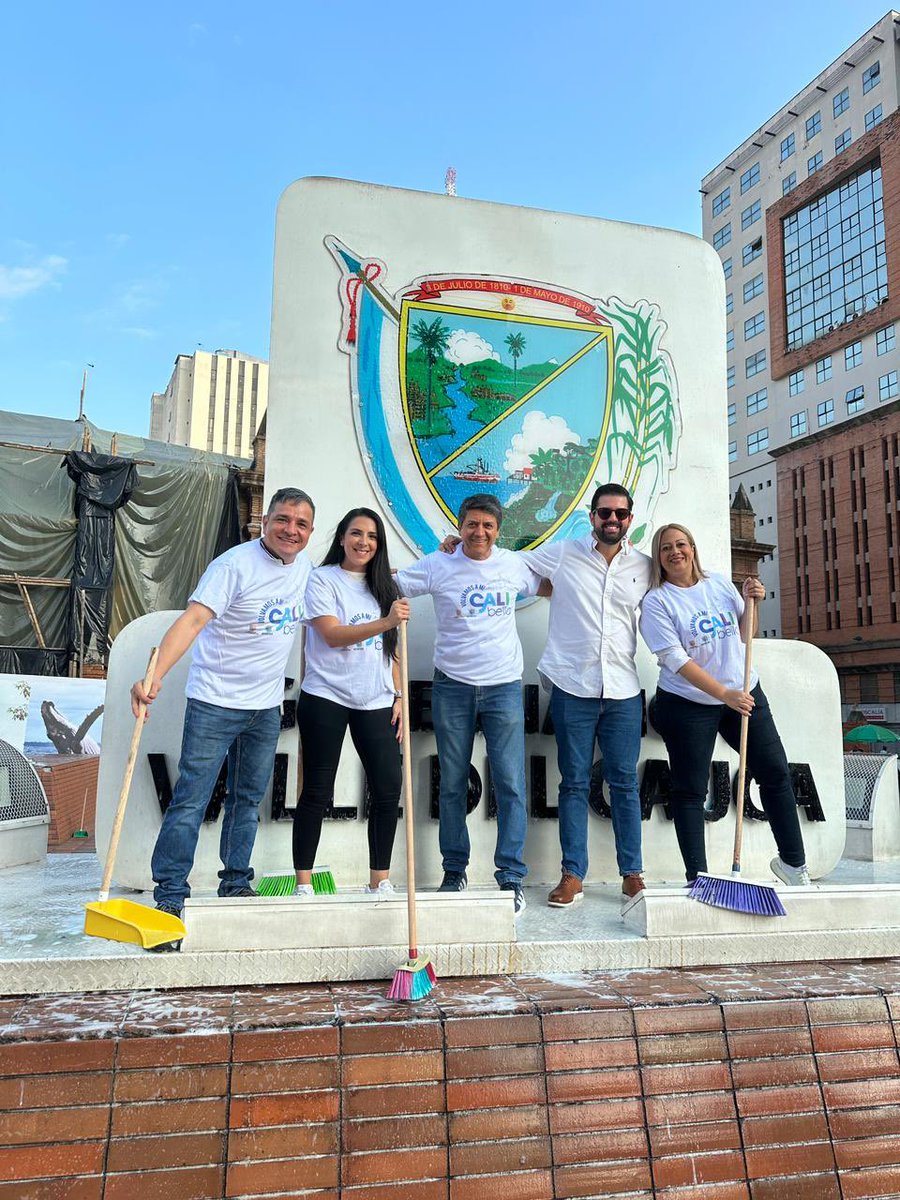 ValleSeguridad's tweet photo. La Secretaria @sanclementeam junto a todo el equipo de @ValleSeguridad se nos pusimos la camiseta en #VolvamosAMiCaliBella. Empezamos por casa dándole amor y cariño al Palacio San Francisco donde funciona nuestra @GobValle https://t.co/PA84RYJdaJ