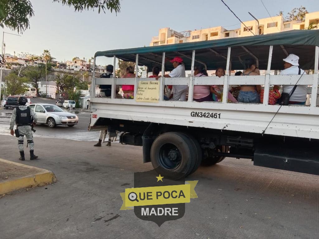 QuePocaMadre_Mx's tweet photo. PUERTO SIN TRANSPORTE🚌🚫🚨
🟡Amanece #Acapulco, #Guerrero, en su quinto día sin transporte público en sus calles, el #Acabus saturado, hay pocos colectivos amarillos y combis hacia el aeropuerto, los vehículos de la #GuardiaNacional, hoy sirven de camiones de pasaje. https://t.co/B0ixuw5YU1
