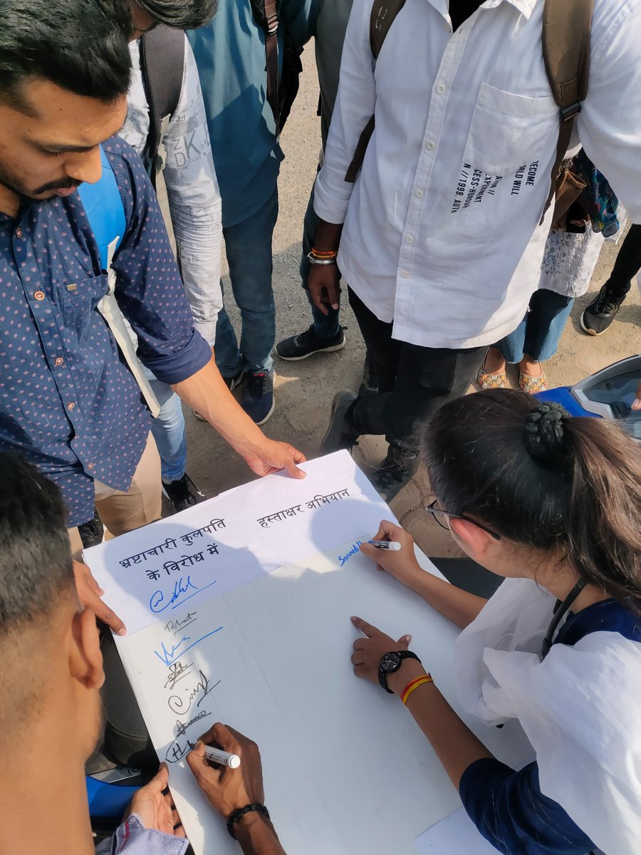 अखिल भारतीय विद्यार्थी परिषद द्वारा महात्मा गाँधी उद्यानिकी विश्वविद्यालय में सहायक प्राध्यापक के पदों में हुई अनियमितता एवं कुलपति द्वारा किए गए भ्रष्टाचार के खिलाफ हस्ताक्षर अभियान चलाया गया।
#ABVPForStudents
<a href="/abvpcg/">ABVP Chhattisgarh</a>