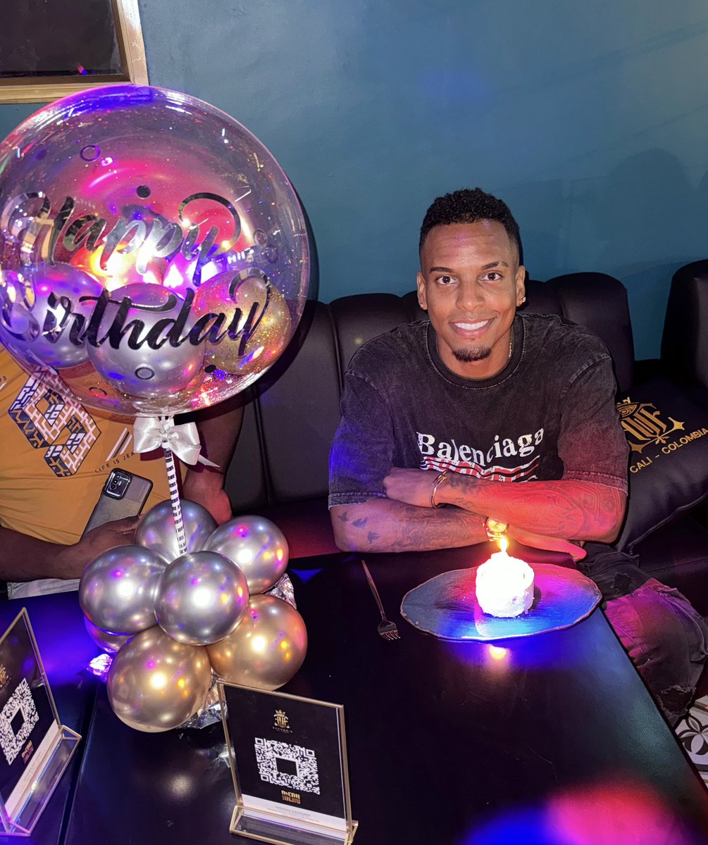 Y los cumplí muy feliz 🥳🥳 muchas gracias a todos por sus mensajes y sus buenos deseos 🙏🏿🫂🫶🏿