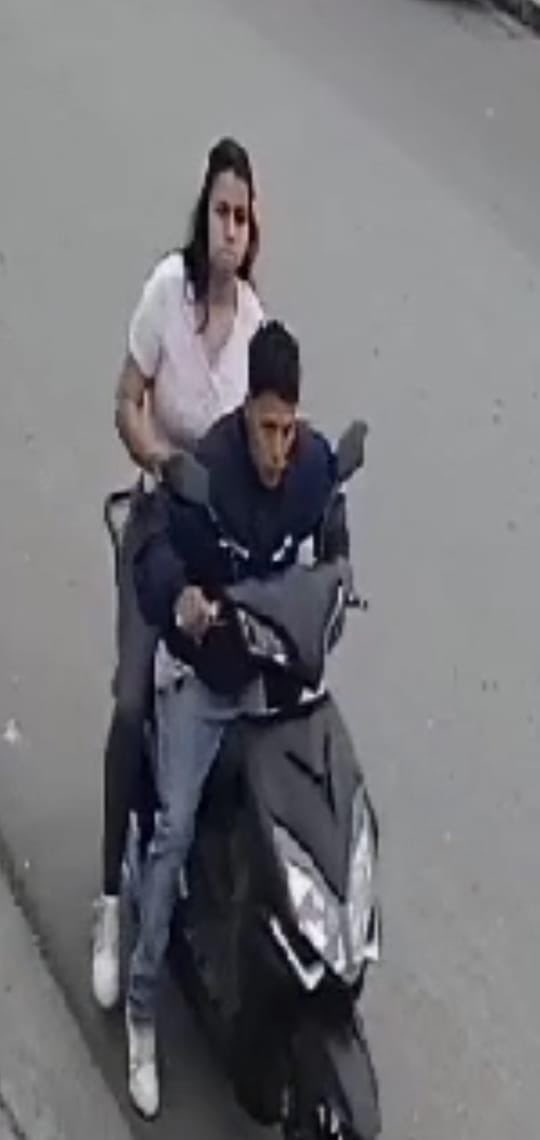 luisantonio_r's tweet photo. Secuencia de la acción delictiva vacunadora: VIDEO 1) la innovación en el delito es el involucramiento de una mujer. Llegan al local para notificar a sus víctimas. VIDEO 2) el hombre se baja y tira en la ventana del local la notificación de pago de vacuna. VIDEO 3) La pareja comunicadora de la vacuna hace un recorrido entregando notificación en otros locales. VIDEO 4) Fíjese bien y si los reconoce dé parte a la @PoliciaEcuador
