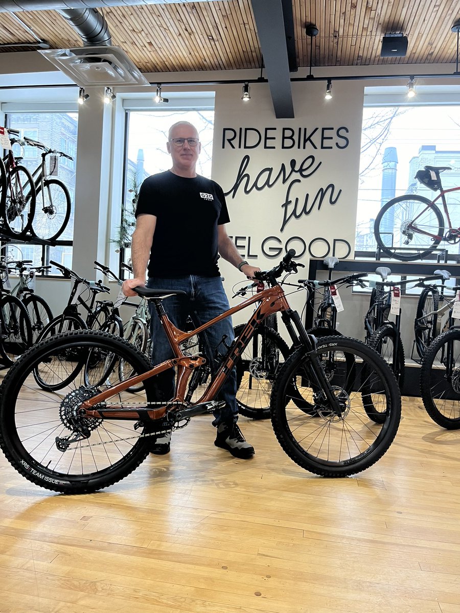 What better way to start the new year off with a new @trekbikes Slash 🤘 🚲

#newbikeday #newbike #newbikedayisthebestday #trekbikes #trekbike #trekslash #mountainbike #mountainbiker #ridebikeshavefunfeelgood