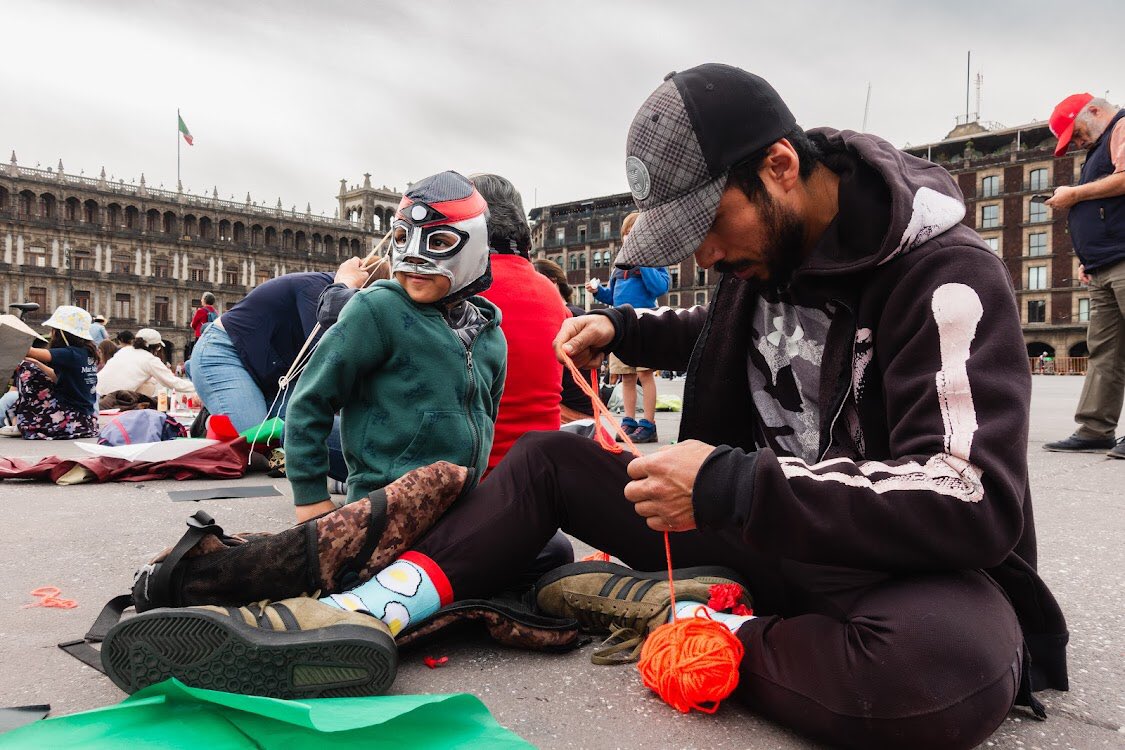 Kites in solidarity with Palestine from Mexico City. These kites are a symbol of hope as more than 10,000 Palestinian children have been killed by Israel’s assault. ❤️🖤🤍💚 #KitesInSolidarity #CeasefireNOW #FreePalestine 📸:<a href="/RickRL__/">Rick R.L.</a>