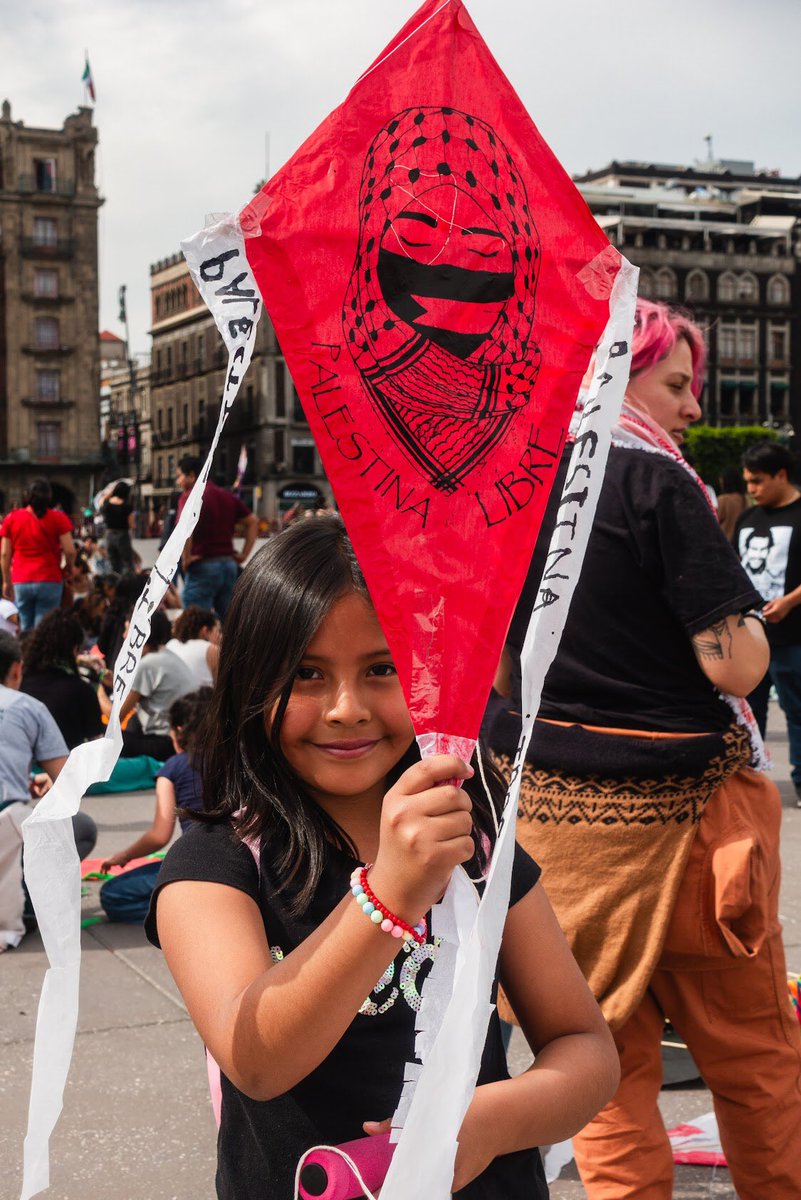 VIM_Media's tweet photo. Kites in solidarity with Palestine from Mexico City. These kites are a symbol of hope as more than 10,000 Palestinian children have been killed by Israel’s assault. ❤️🖤🤍💚 #KitesInSolidarity #CeasefireNOW #FreePalestine 📸:@RickRL__ https://t.co/qzwpDcaLF9