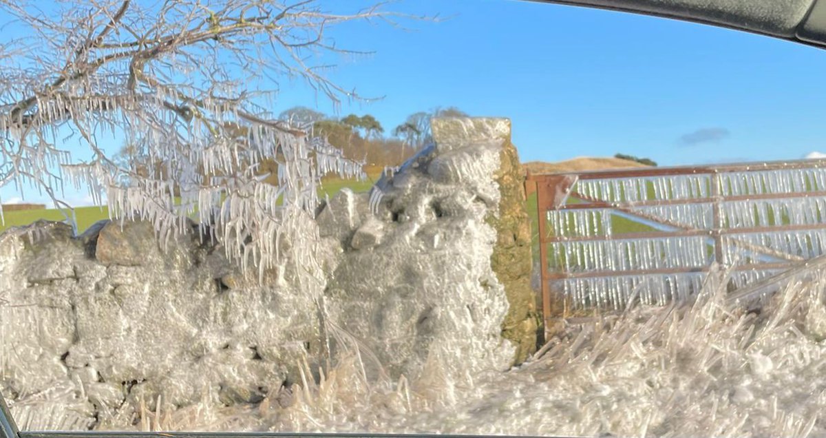 AuntiDode's tweet photo. @bbcweather @BBCScotWeather Daughter's drive home from school today! ❄️❄️❄️ B1347 near Kingston - she thinks it's blurry... I think it's magical! https://t.co/WFCLd9Q5wW