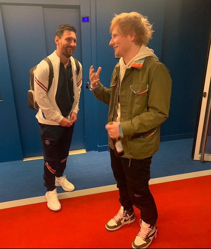 muppetpisces's tweet image. POR QUÉ ESTA PARADO ASI JSJSJSJA Messi es una fangirl más