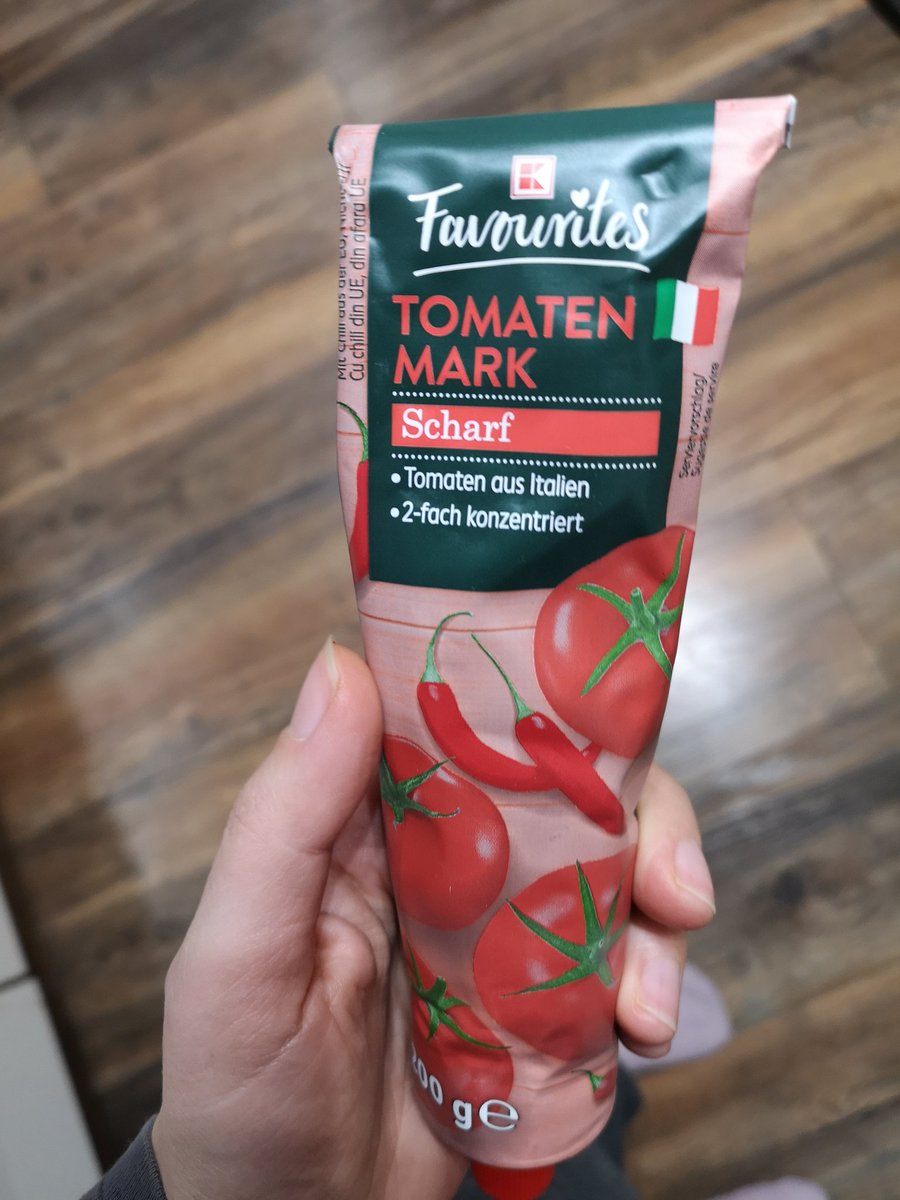 Wenn man eines seiner Lieblingsessen kocht und erst nach dem ersten, halb zum Feuer spucken bringendem, Biss auf das Tomatenmark schaut 😭
So ein Mist.