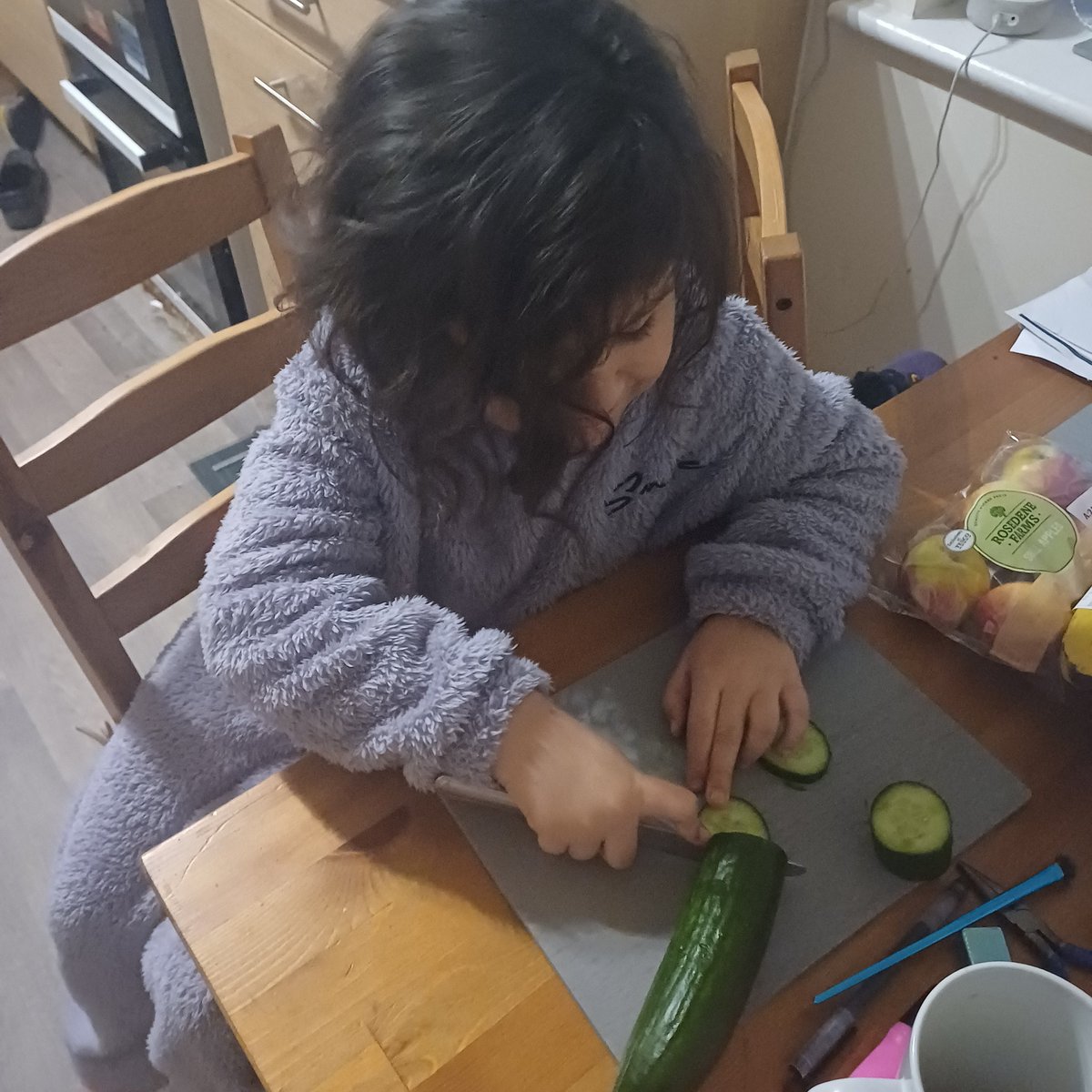 SarahAshton17's tweet photo. Lexie helping make tea tonight @VRPSDeputy https://t.co/VCb0qw0g7i