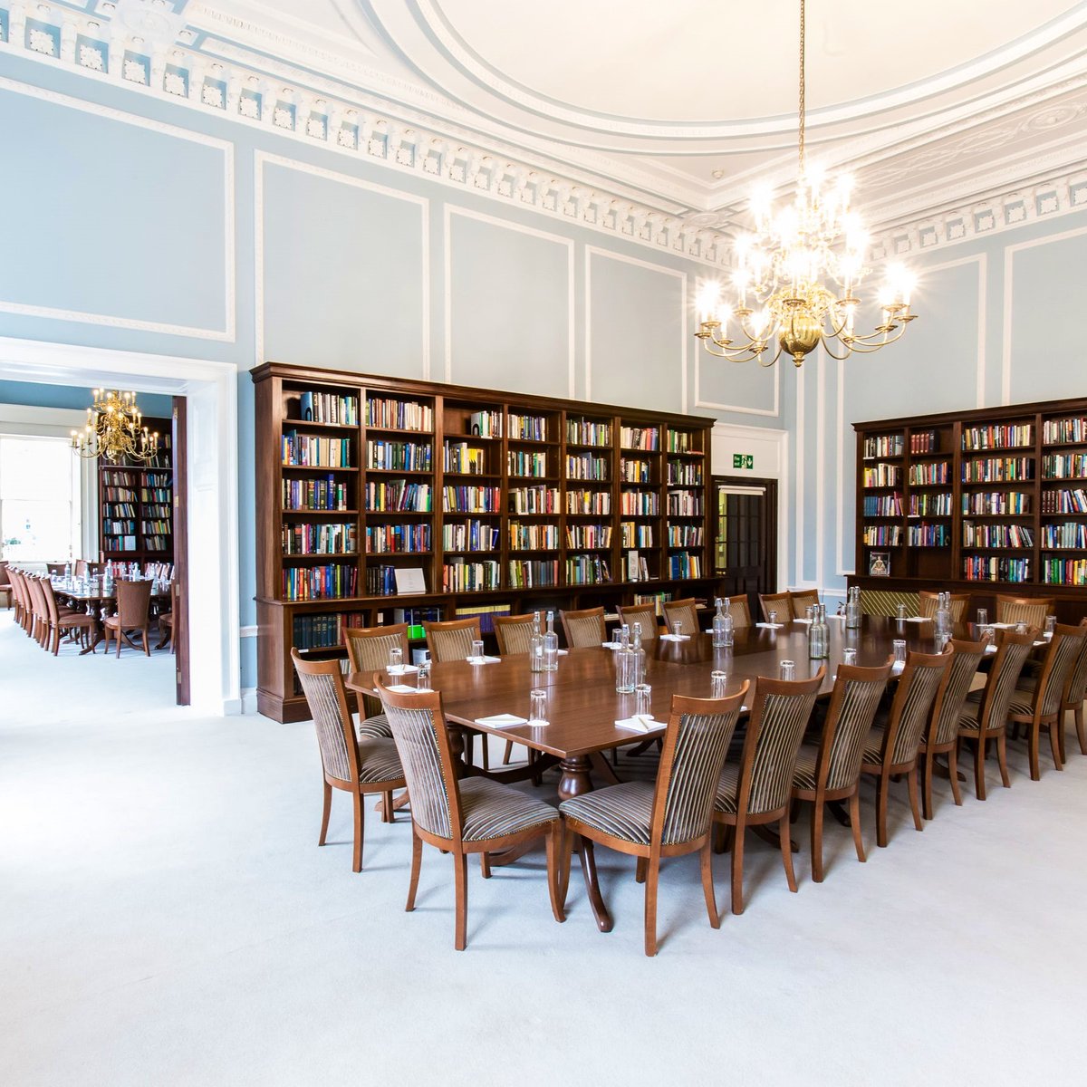 30 of London's best meeting rooms for hire🖊️ Whether you're looking to host a small group in a boardroom or impress clients in a fantastic restaurant, this list has it all. bit.ly/3gx7QCC