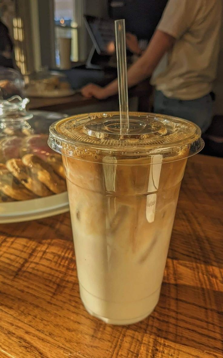 Demitida, mas demitida com café.