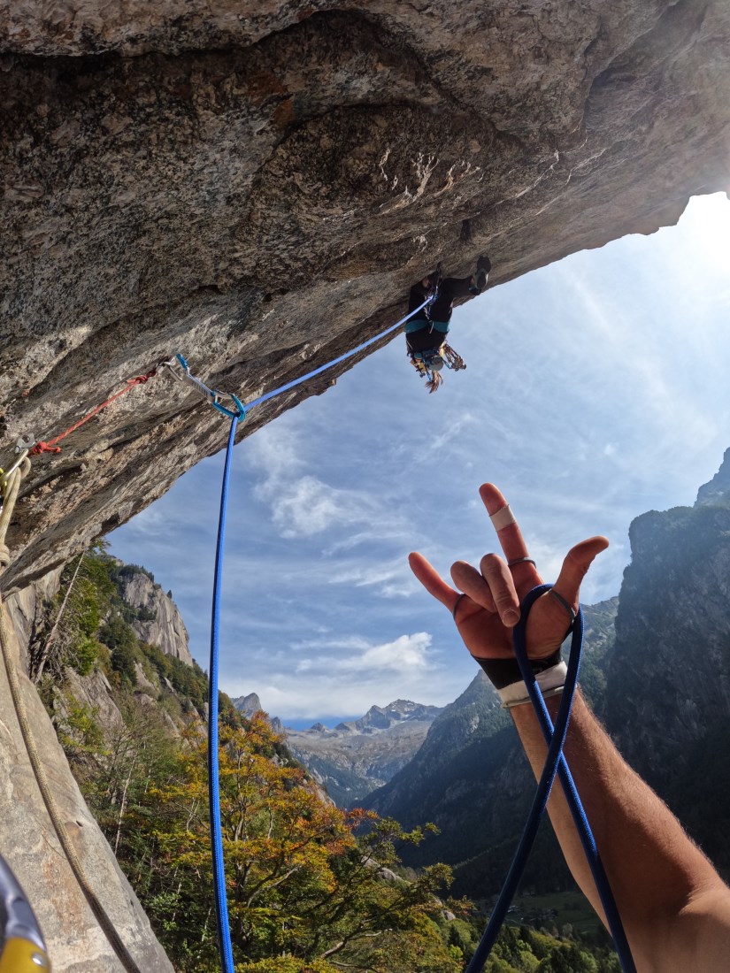 loscarponecai's tweet photo. 🧗♀️#CaiEagleTeam su La Signora del Tempo e La Signora del tampax al Tempio dell'Eden in #ValdiMello: continuiamo a seguire i giovani alpinisti e alpiniste del team in #ValMasino, “recuperando” le corde della storia.
🖊Matteo Bertolotti 👉 https://t.co/FBjL3gMkgv https://t.co/pLgZREevci