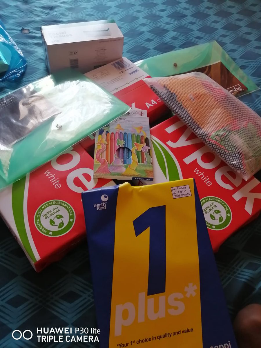Fifi_Pule's tweet photo. @Discovery_SA @Discovery_SA has really managed to ease my new year by earning miles.Was able to get a full set of stationery using my miles.👌👌As broke as I am now. #DiscoveryBestBank This has really made a good start to my year🤍🤍 https://t.co/svSQB0YHZj