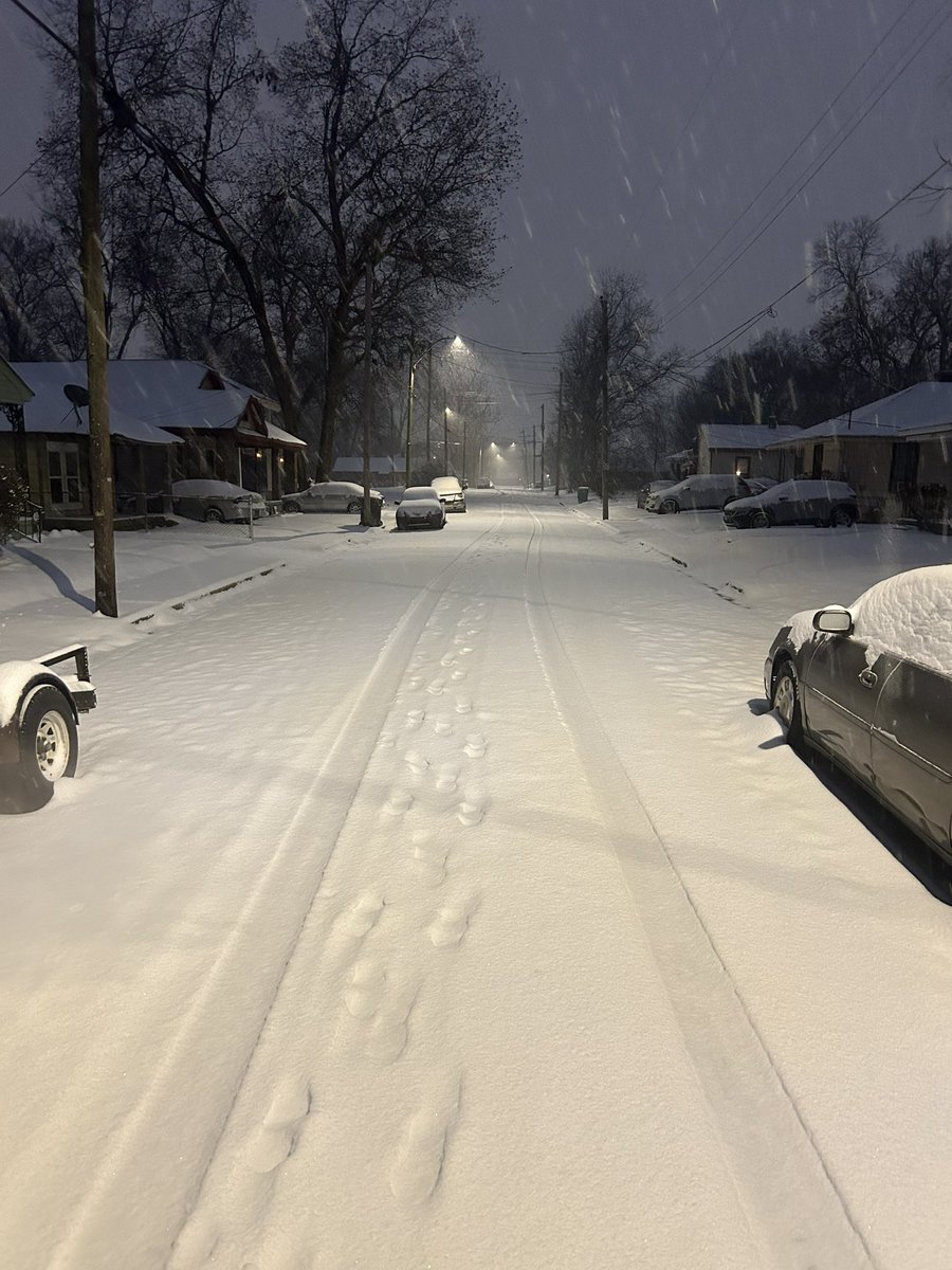 LowKey_357's tweet photo. Winter wonderland in the hood!!!!☃️🌨️⛄️❄️ https://t.co/TpSsh8YnGs