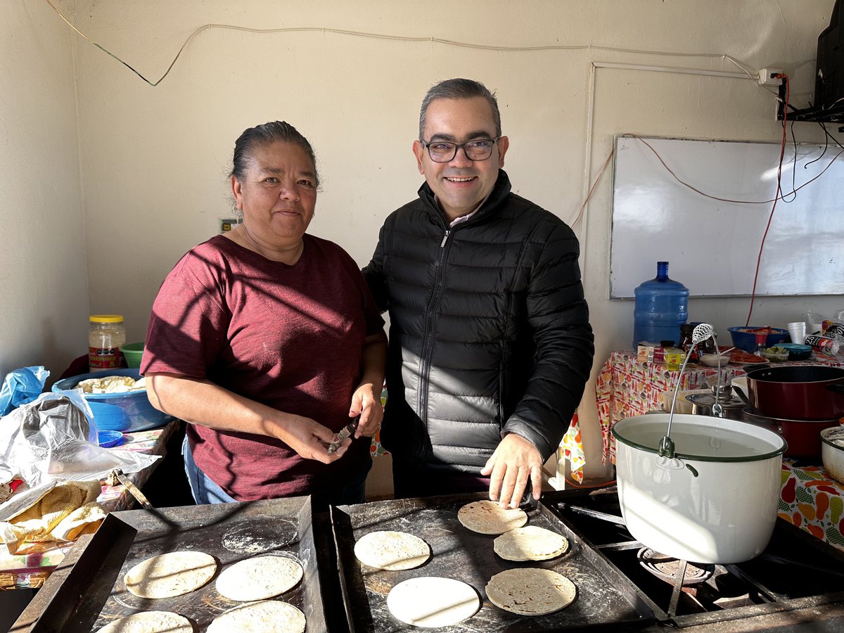 davidrz_73's tweet photo. Y en la Telesecundaria #81 de #CalixtoContreras nos pusimos a hacer gorditas con mi amiga María Ontiveros. Deliciosas, por cierto. https://t.co/NJRUKAoStw
