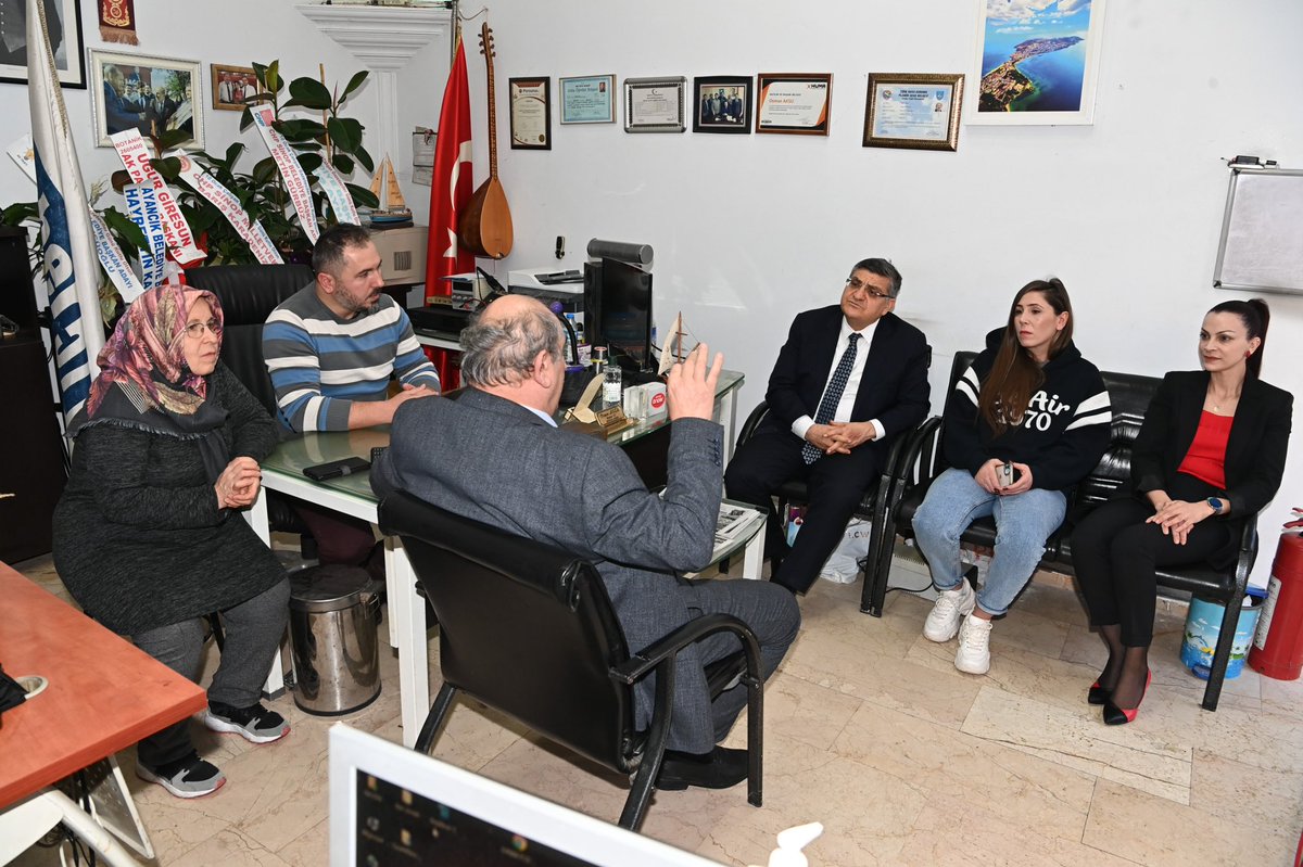 TCSinopValiligi's tweet photo. Valimiz Dr. @mustafaozarslnn, İl Basın ve Halkla İlişkiler Müdürü Burcu Gürsu ile birlikte,
📍Haber57 ve Flashaber Gazetelerinin imtiyaz sahibi Osman Aksu ve Demirören Haber Ajansı (DHA) Sinop Muhabiri Esra Aksu'ya iade-i ziyarette bulundu.
#Haber57 ve #Flashaber Gazetelerinin imtiyaz sahibi Osman Aksu ve #DemirörenHaberAjansı Sinop Muhabiri Esra Aksu ile bir müddet sohbet eden Sayın Valimiz; göstermiş oldukları nezaket ve misafirperverlikten dolayı kendilerine teşekkür ederek, çalışmalarında kolaylıklar diledi.