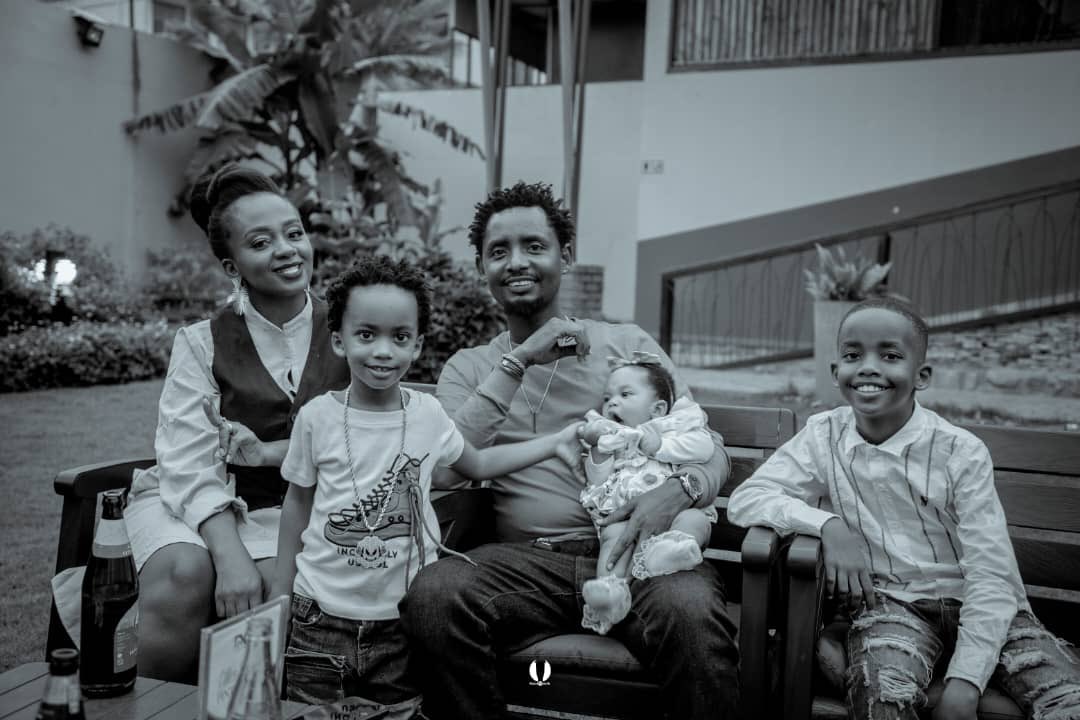 AndyMwag's tweet photo. "Moi et ma famille nous vous souhaitons une bonne année. Merci Dieu pr cette nlle https://t.co/F2JsFsxOdZ remercies ma famille qui fait de moi chaque jour l'homme ,le papa ,le frère le plus heureux  du monde. MERCI  mes fans qui font de moi l'artiste le plus merveilleux. https://t.co/PvAFnLFjD7