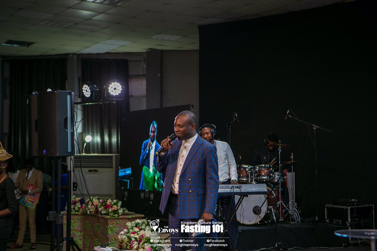 rccgtheenvoys's tweet photo. Flashback to when Pastor Bayo Akinduyite led us in prayer during our #Fasting101 Service, emphasizing the need for divine grace as we wait upon the Lord through fasting and prayer.
#RCCGTheEnvoys #EnvoysChurch #OgbaChurch #TheEnvoys #PDaniel #fasting101 https://t.co/t6AheUrxw0