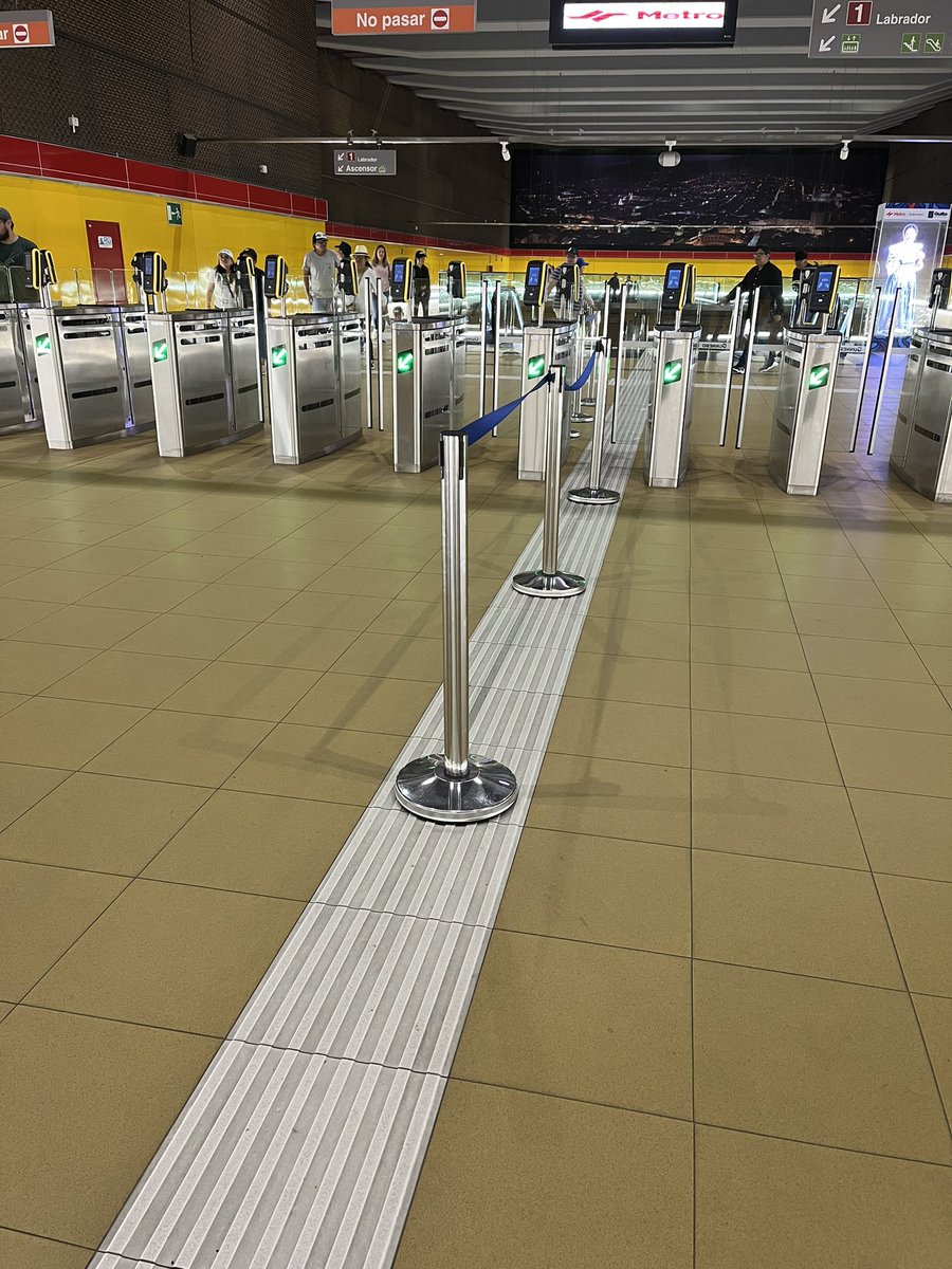darthrickto's tweet photo. @MetrodeQuito @pabelml @NoNegligencia @TransporteQuito Deberían verificar que en todas las paradas estén libres los caminos podotáctiles https://t.co/Iv20G2GTnT