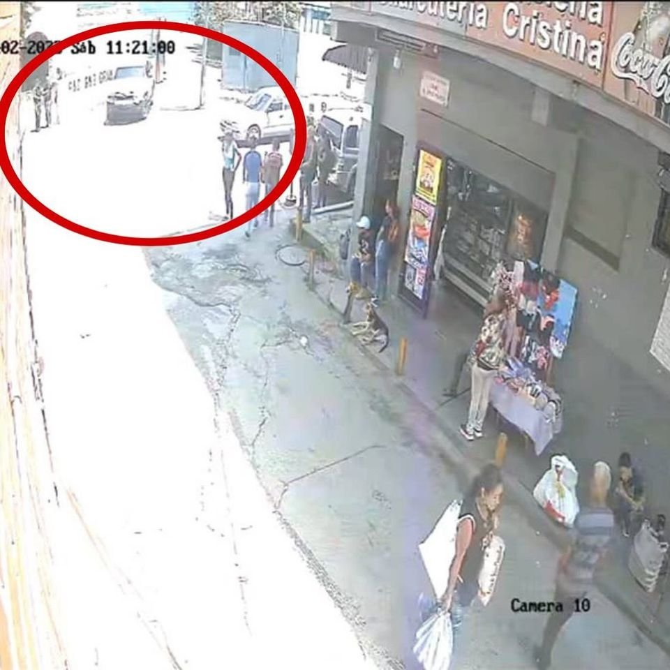 InforTvenezuela's tweet photo. Funcionarios del Cicpc capturaron a un sujeto que se encargaba de extorsionar a comerciantes en Catia,Caracas.
El sujeto fue identificado como Yeferson Aguilar de 35 años y fue detenido en el sector Los Mangos de La Vega,Caracas.
Tenía como modus operandi hacer sigilosos recorridos por la zona y captar fotografías de los locales comerciales, a su vez de las viviendas de los propietarios de dichos locales, para posteriormente utilizar diversos mecanismos de coacción y solicitarles altas sumas de dinero en dólares americanos a cambio de no atentar en contra de sus vidas y la de sus familiares.
Estaba solicitado por el delito de extorsión por un Tribunal del Área Metropolitana de Caracas (AMC).
