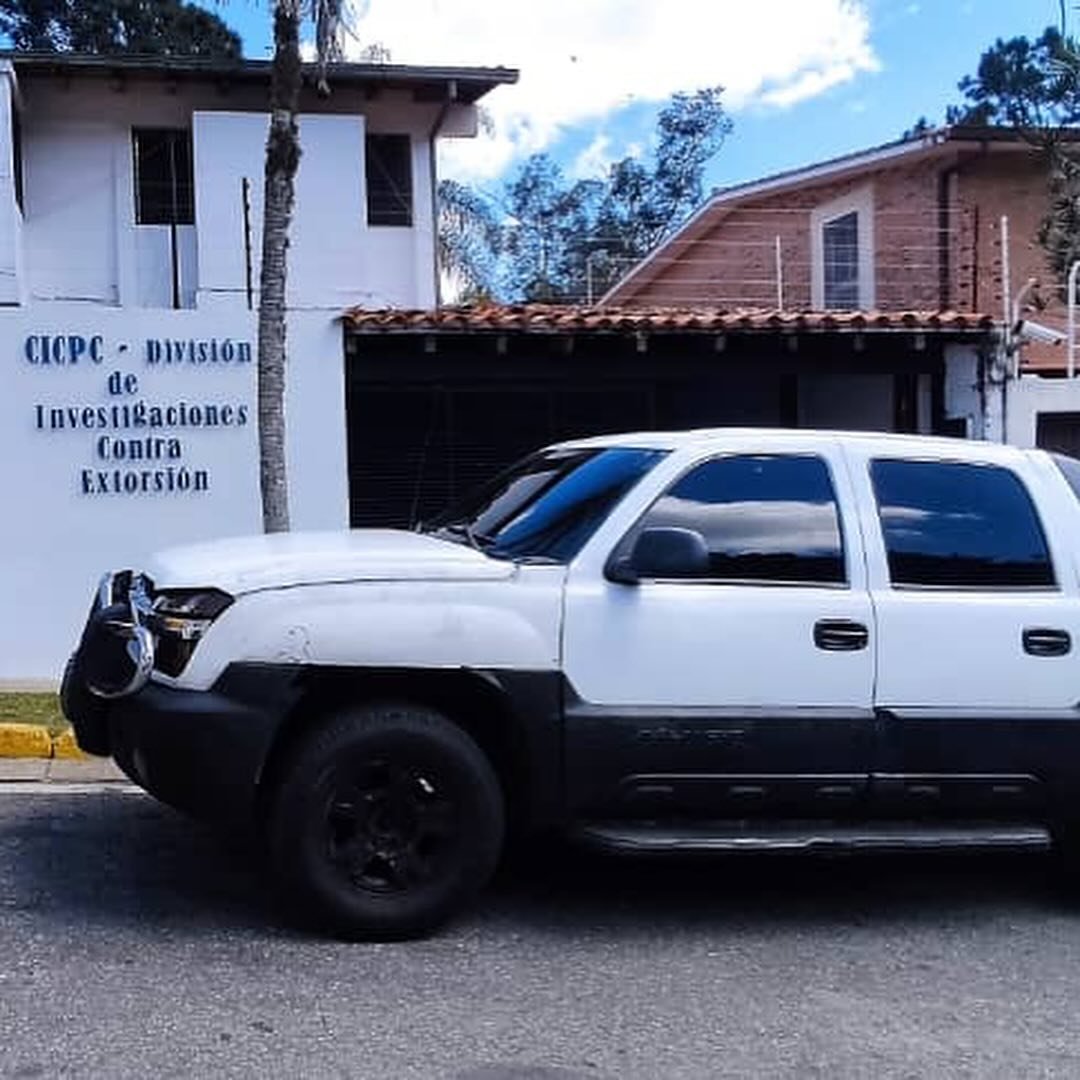 InforTvenezuela's tweet photo. Funcionarios del Cicpc capturaron a un sujeto que se encargaba de extorsionar a comerciantes en Catia,Caracas.
El sujeto fue identificado como Yeferson Aguilar de 35 años y fue detenido en el sector Los Mangos de La Vega,Caracas.
Tenía como modus operandi hacer sigilosos recorridos por la zona y captar fotografías de los locales comerciales, a su vez de las viviendas de los propietarios de dichos locales, para posteriormente utilizar diversos mecanismos de coacción y solicitarles altas sumas de dinero en dólares americanos a cambio de no atentar en contra de sus vidas y la de sus familiares.
Estaba solicitado por el delito de extorsión por un Tribunal del Área Metropolitana de Caracas (AMC).
