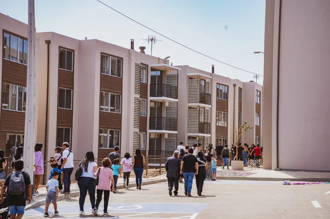 carlosmontestwt's tweet photo. 10 años esperaron algunas familias de comité futuro hogar, iniciado por 40 mujeres. Hoy el sueño de la casa propia es una realidad. Entregamos 220 viviendas del Conjunto Terrazas del Alto en Arica. Luego pusimos la 1ra piedra de la Villa el Sol que beneficiará a 120 familias. https://t.co/6aPkNKpVwS