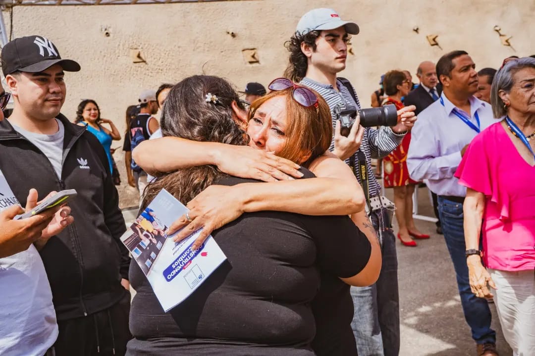 carlosmontestwt's tweet photo. 10 años esperaron algunas familias de comité futuro hogar, iniciado por 40 mujeres. Hoy el sueño de la casa propia es una realidad. Entregamos 220 viviendas del Conjunto Terrazas del Alto en Arica. Luego pusimos la 1ra piedra de la Villa el Sol que beneficiará a 120 familias. https://t.co/6aPkNKpVwS