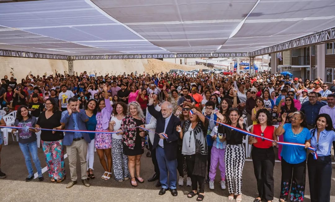 carlosmontestwt's tweet photo. 10 años esperaron algunas familias de comité futuro hogar, iniciado por 40 mujeres. Hoy el sueño de la casa propia es una realidad. Entregamos 220 viviendas del Conjunto Terrazas del Alto en Arica. Luego pusimos la 1ra piedra de la Villa el Sol que beneficiará a 120 familias. https://t.co/6aPkNKpVwS