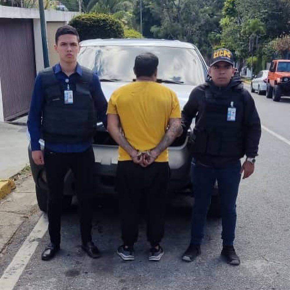 InforTvenezuela's tweet photo. Funcionarios del Cicpc capturaron a un sujeto que se encargaba de extorsionar a comerciantes en Catia,Caracas.
El sujeto fue identificado como Yeferson Aguilar de 35 años y fue detenido en el sector Los Mangos de La Vega,Caracas.
Tenía como modus operandi hacer sigilosos recorridos por la zona y captar fotografías de los locales comerciales, a su vez de las viviendas de los propietarios de dichos locales, para posteriormente utilizar diversos mecanismos de coacción y solicitarles altas sumas de dinero en dólares americanos a cambio de no atentar en contra de sus vidas y la de sus familiares.
Estaba solicitado por el delito de extorsión por un Tribunal del Área Metropolitana de Caracas (AMC).