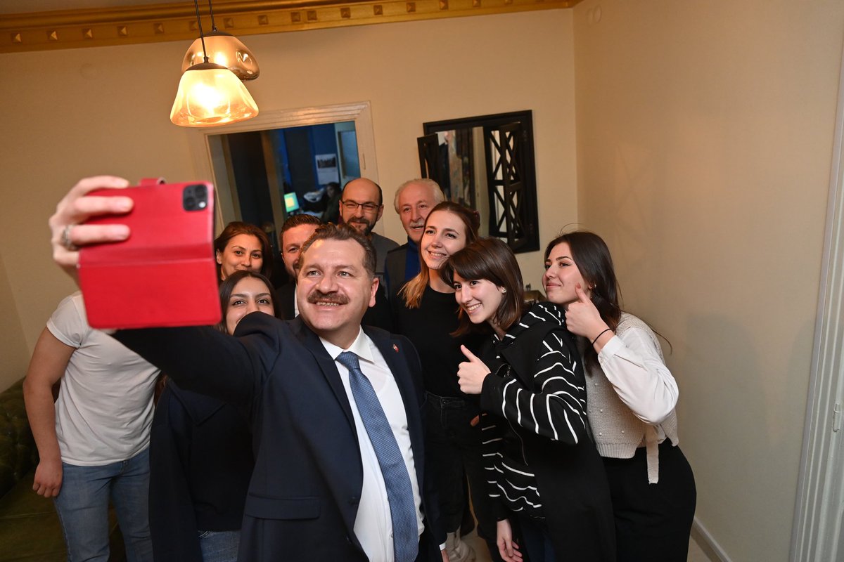 yucelyilmazyy's tweet photo. Büyükşehir Merhaba Gazetesi sahipleri Kamil Akyürek ve aynı zamanda Balıkesir Gazeteciler ve Yazarlar Cemiyet Başkanı Semra Aman Akyürek'i ziyaret ederek çalışmaları hakkında bilgiler aldık. https://t.co/3Sbz9FFu1n