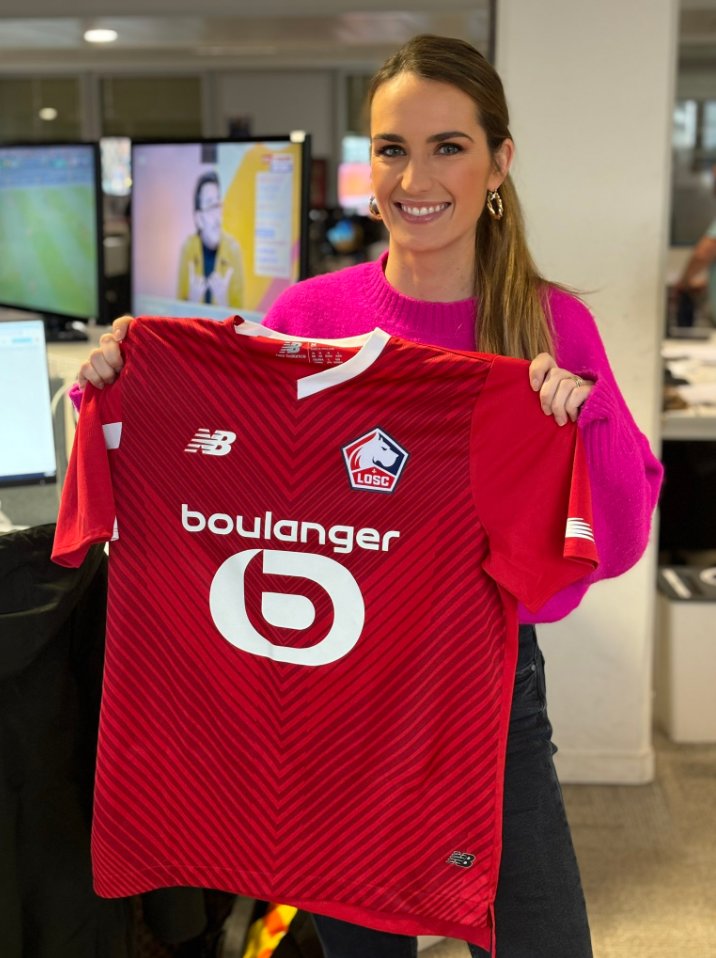 🎁CADEAU DU JOUR🎁

Aujourd'hui @aliciadauby3 vous fait gagner le maillot du <a href="/losclive/">LOSC</a> ! 

Pour tenter votre chance : RT &amp; follow <a href="/lequipedegreg/">L'ÉQUIPE de Greg</a> 

Bonne chance 🍀

#EDG