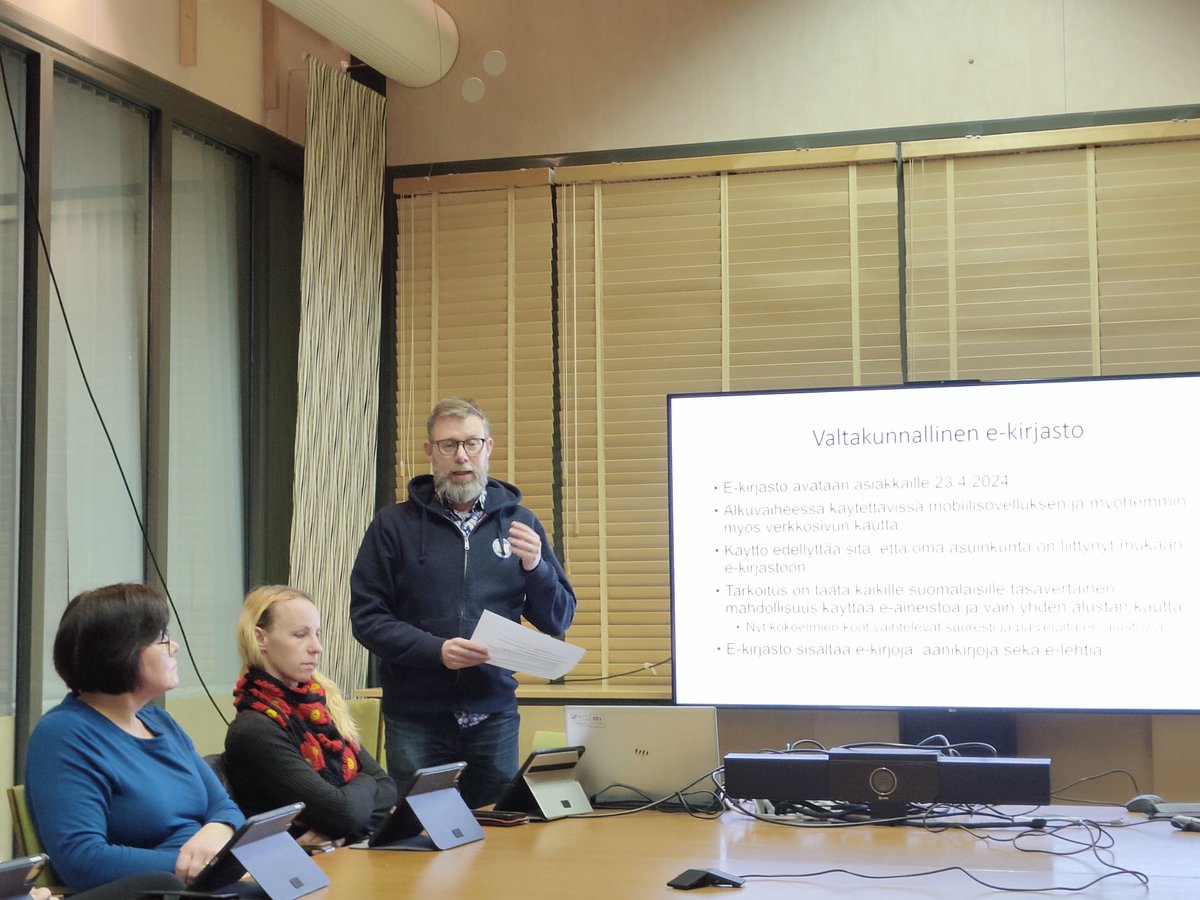 Kirjastonjohtaja Aki Rossi esittelee e-kirjastoa #Teuva'n kunnanhallitukselle.