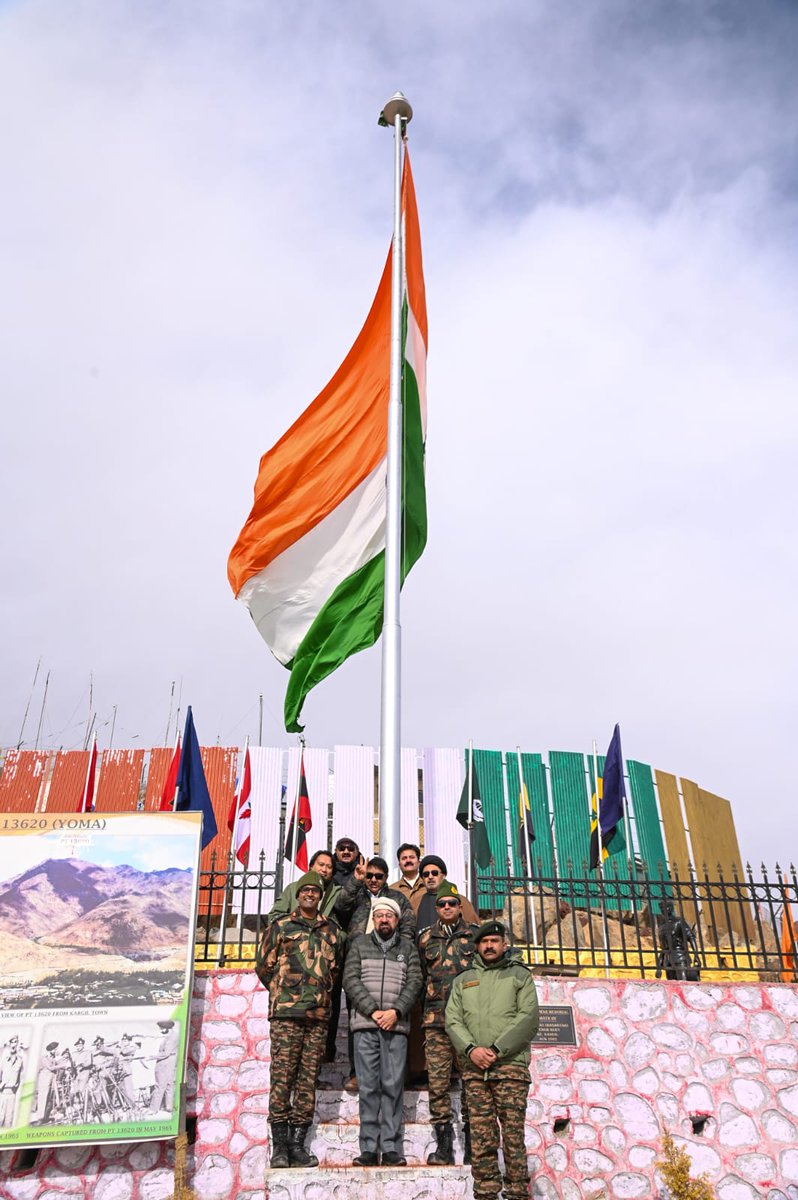 ZakirHussain078's tweet photo. Visited Changila peak  at pt 13620 in Kargil sector along with col Shanu Krishna of 31st Battalion punjab Regiment,paid tribute to late Major Randhawa whose Supreme sacrifice remembered on Army day,
Salute to our brave soldiers
  Jia Hind https://t.co/2FliHrEWRc