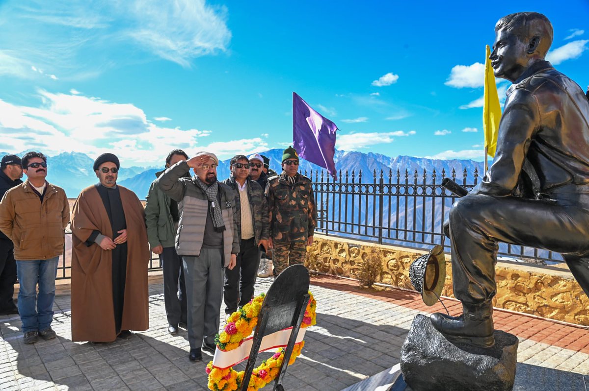 ZakirHussain078's tweet photo. Visited Changila peak  at pt 13620 in Kargil sector along with col Shanu Krishna of 31st Battalion punjab Regiment,paid tribute to late Major Randhawa whose Supreme sacrifice remembered on Army day,
Salute to our brave soldiers
  Jia Hind https://t.co/2FliHrEWRc