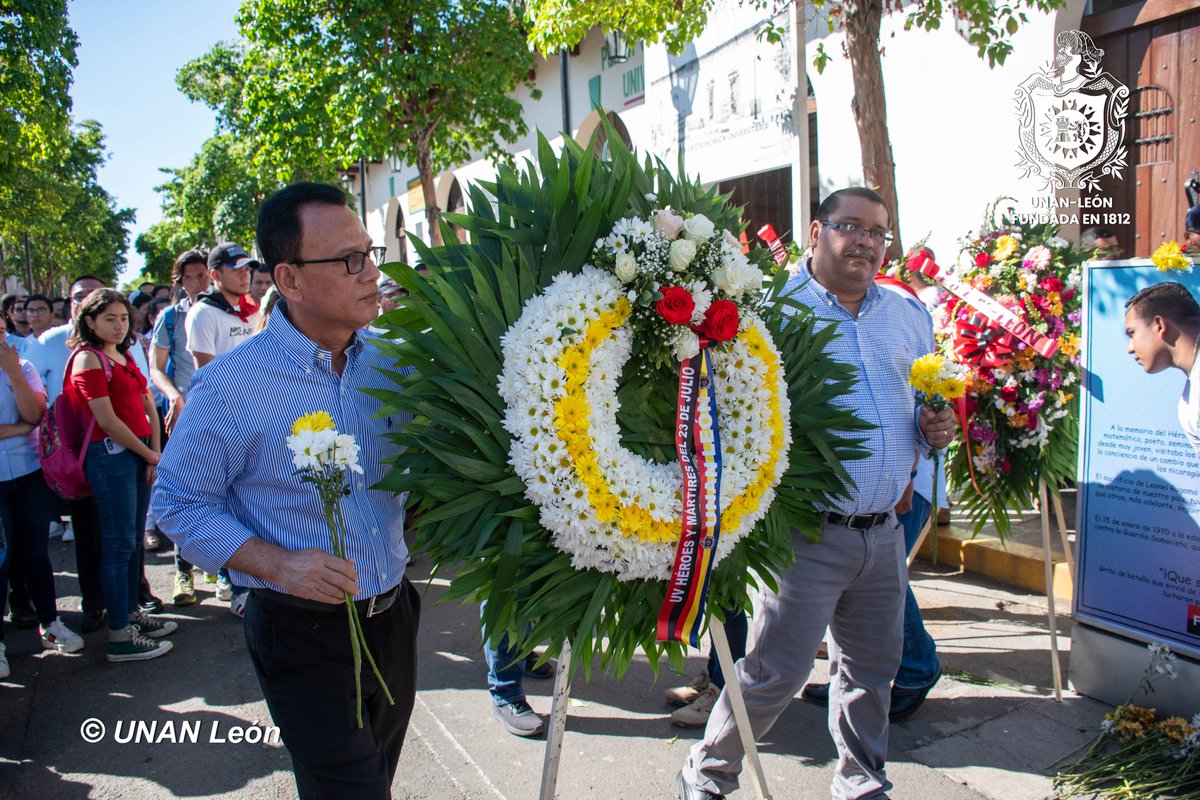 unanleon's tweet photo. En Conmemoración del 54 aniversario del tránsito a la Inmortalidad del poeta Revolucionario Leonel Rugama estudiante de nuestra UNAN-León y miembro del Frente Estudiantil Revolucionario (FER), la Comunidad Universitaria de la UNAN-León rindió Homenaje con ofrenda floral y guardia de Honor en el paseo de los Héroes y Heroínas de la Revolución.