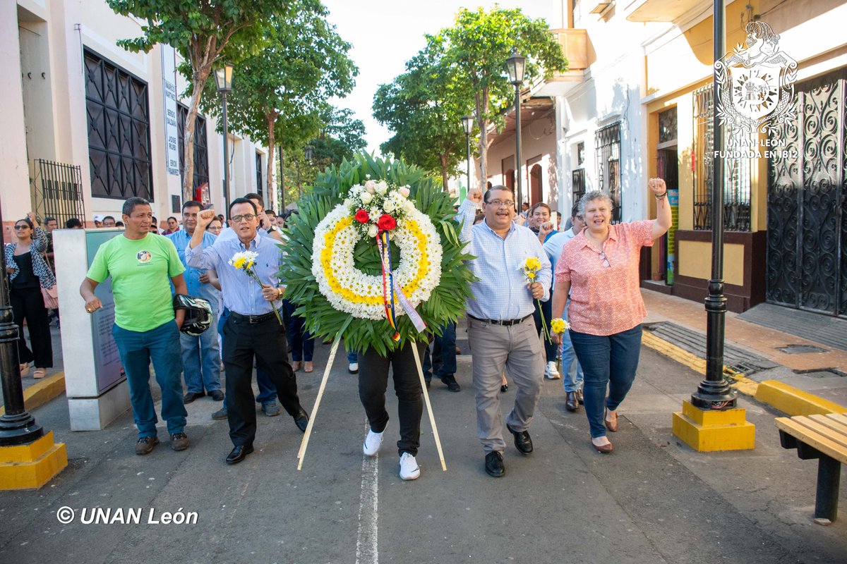 unanleon's tweet photo. En Conmemoración del 54 aniversario del tránsito a la Inmortalidad del poeta Revolucionario Leonel Rugama estudiante de nuestra UNAN-León y miembro del Frente Estudiantil Revolucionario (FER), la Comunidad Universitaria de la UNAN-León rindió Homenaje con ofrenda floral y guardia de Honor en el paseo de los Héroes y Heroínas de la Revolución.