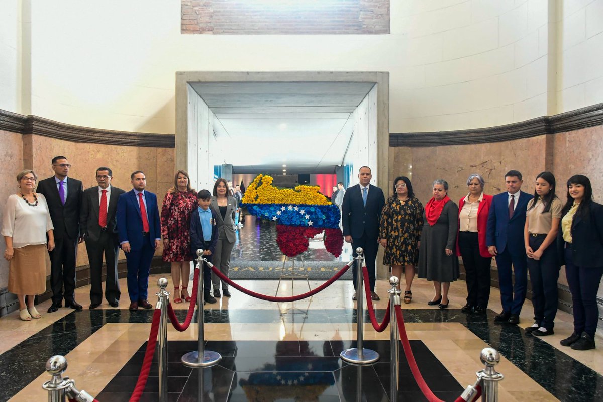 Como lo dijo la pdta. de la OBE en su emotivo discurso: “Maestra, maestro, son esmerados y pacientes constructores de sueños y esperanzas, alfareras y alfareros de la patria buena".
#MensajeAnual 
<a href="/NicolasMaduro/">Nicolás Maduro</a>
<a href="/_LaAvanzadora/">Yelitze Santaella</a>
@MPPEDUCACION 
@PiedadQuintana1