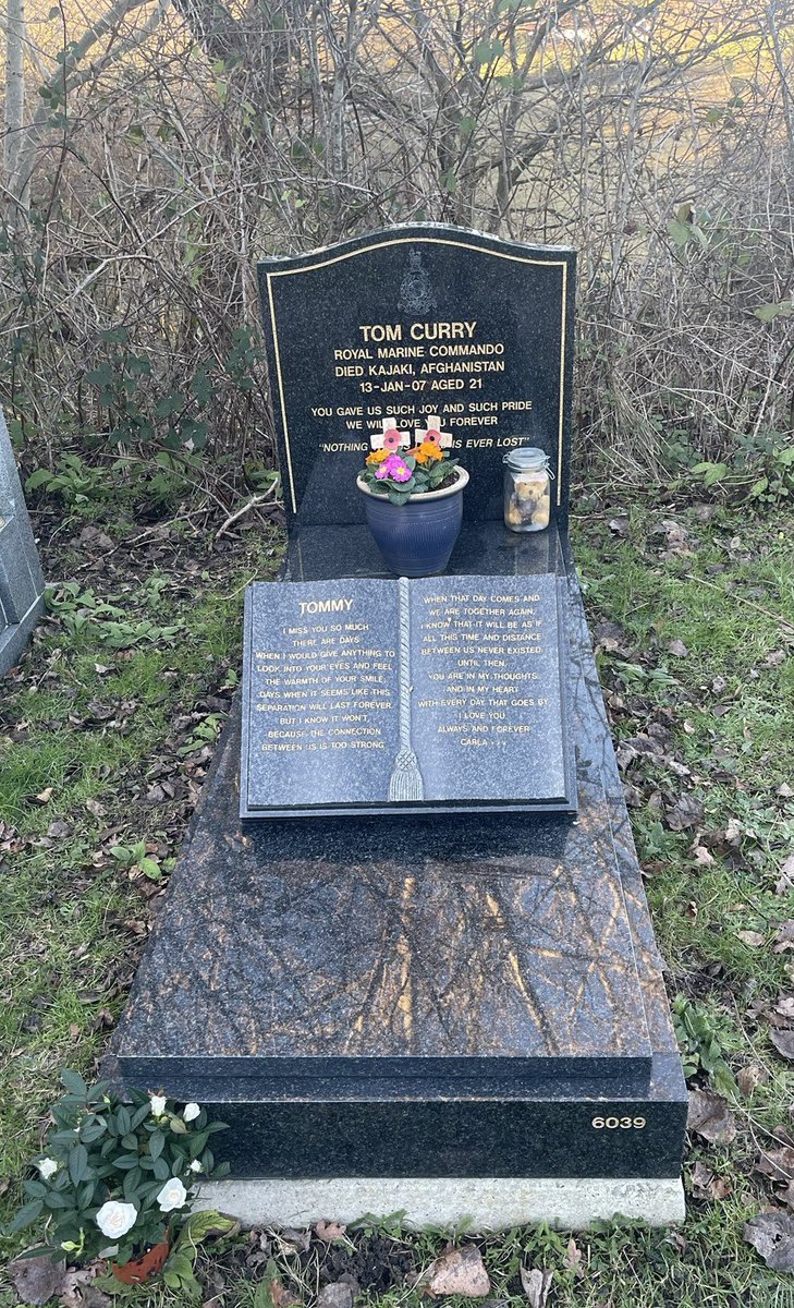 150G512XD's tweet photo. Respects paid and flowers laid at the final resting place of Tom ‘Vinders’ Curry by @gantshillhammer.

Thank you for your service Tom and thank you too @gantshillhammer for laying flowers ❤️ 

Lest we forget 🇬🇧 https://t.co/oXmC8xkMzo