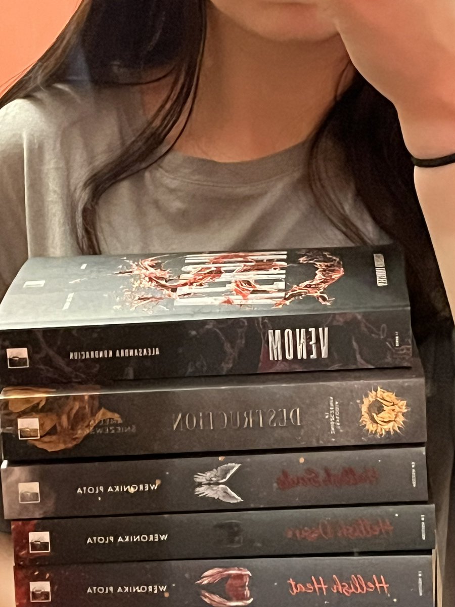 kaczkuwa's tweet image. trzymam w rece moje 🔛🔝 ksiazki 
#papierowedestruction #venom #hellish