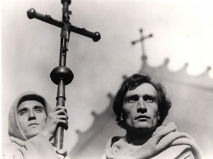 RyanOShea42's tweet image. This #Modwrite I'm reading Artaud's essays. Interested in his blurring of the gestural and the ritualistic: there's a strong strain of embodied spirituality in his writing. Artaud himself pictured below acting in Dreyer's 'The Passion of Joan of Arc' (1928).