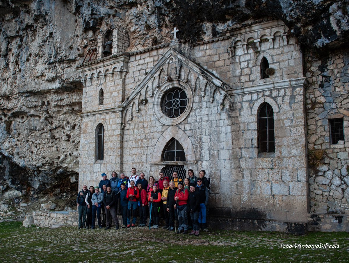 🏞️ Tradizione viva e pulsante! Il CAI di Esperia ha celebrato il 30 dicembre con successo la sostituzione del libro di vetta sul Monte Petrella. Emozioni, racconti e panorami mozzafiato hanno reso unica questa avventura. Grazie alle fantastiche foto di Antonio Di Paola! 📚🏔️