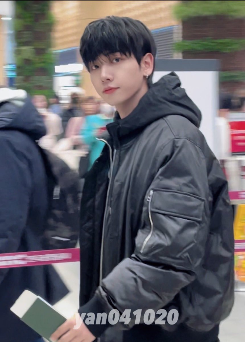 yan041020's tweet photo. 흑백느낌이 너무 좋음..
잘생겼오 명재현😳

#명재현 #JAEHYUN #보이넥스트도어 #BOYNEXTDOOR https://t.co/rpxsurK1k5