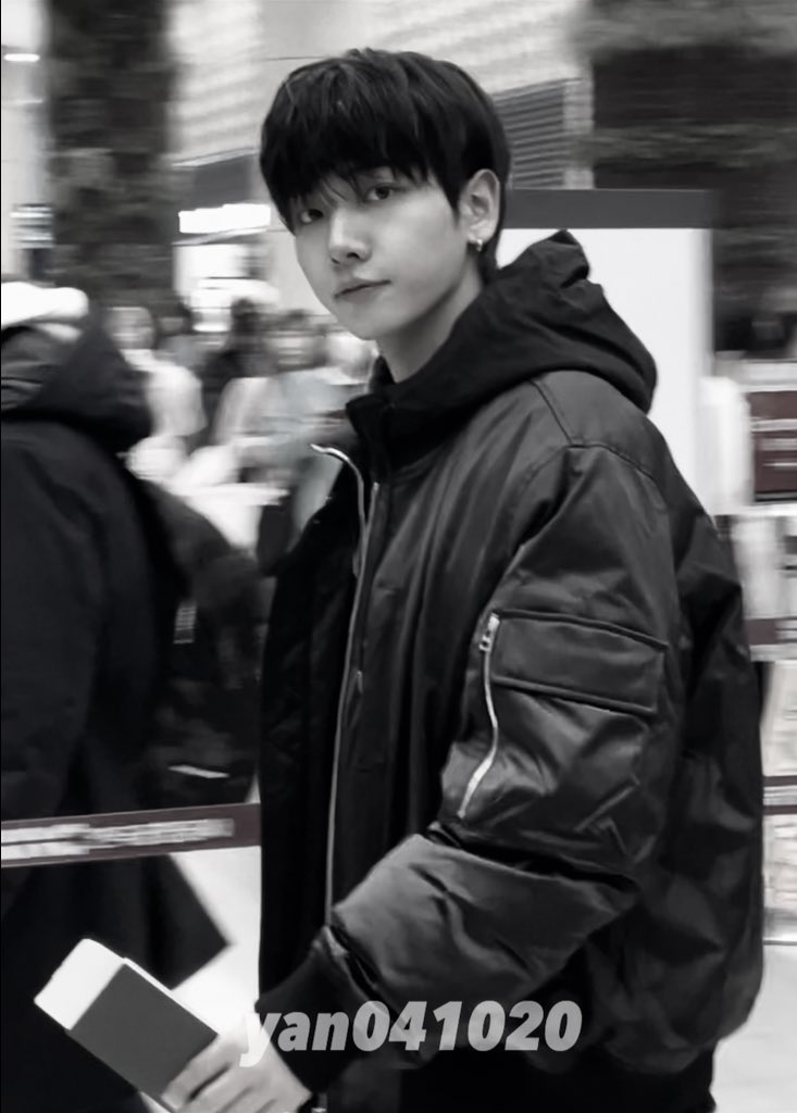 yan041020's tweet photo. 흑백느낌이 너무 좋음..
잘생겼오 명재현😳

#명재현 #JAEHYUN #보이넥스트도어 #BOYNEXTDOOR https://t.co/rpxsurK1k5